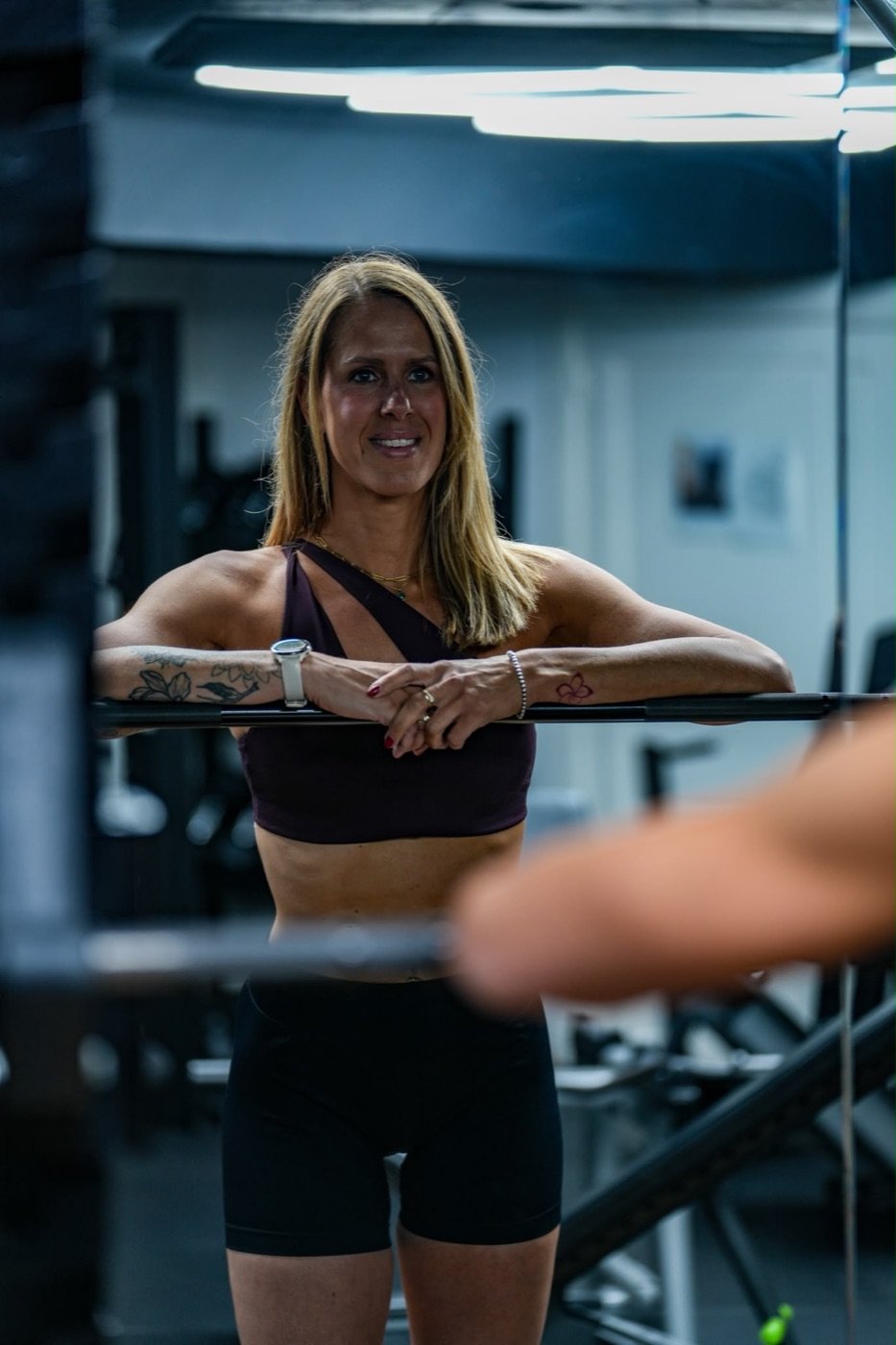 Janneke lachend in de sportschool