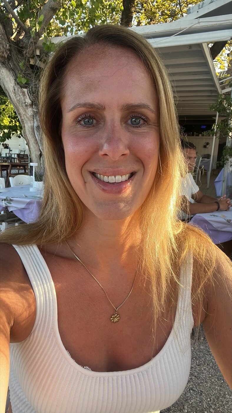 Janneke lachend in de zon