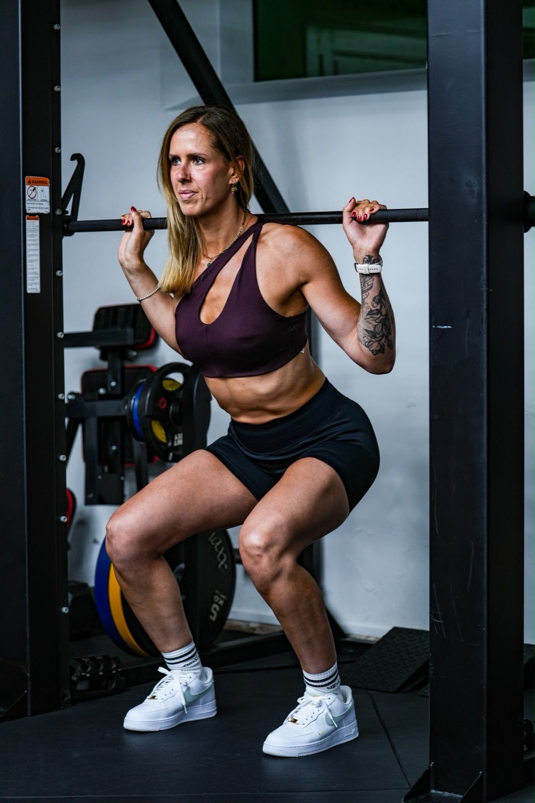 Janneke doet een squat in de sportschool